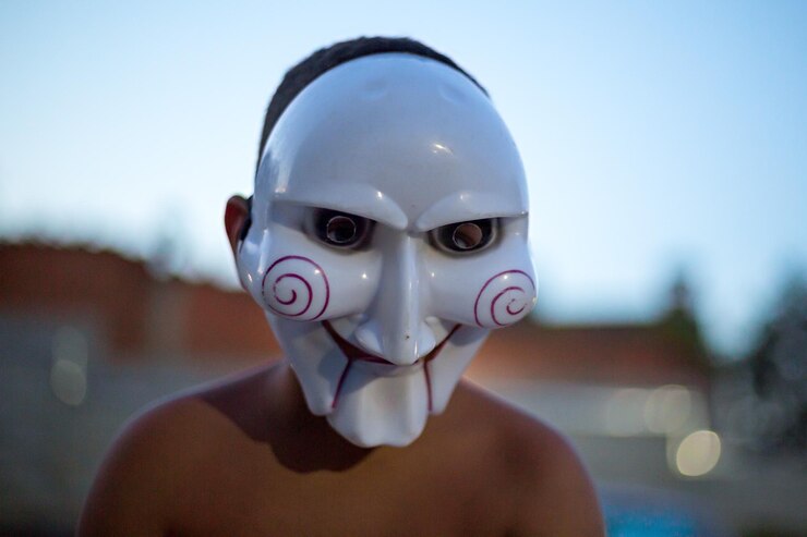 Foto portret van een shirtloze man met een masker