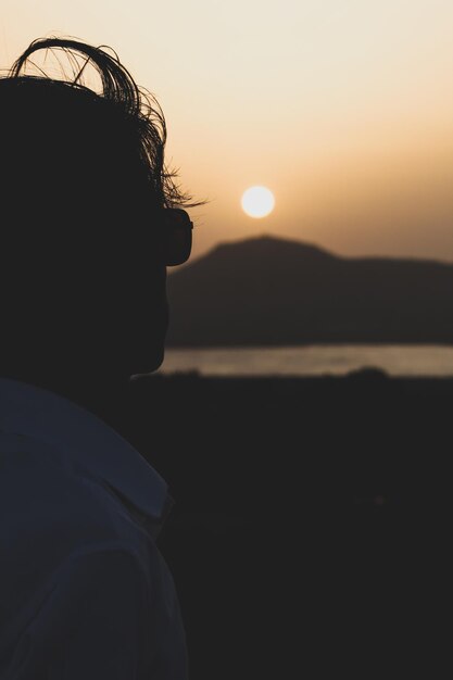 Portret van een silhouet man tegen de hemel bij zonsondergang