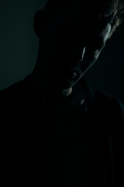 Foto portret van een silhouet van een man in het donker