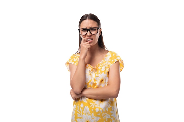 Portret van een slanke jonge vrouw met bril voor zichtcorrectie op een witte achtergrond