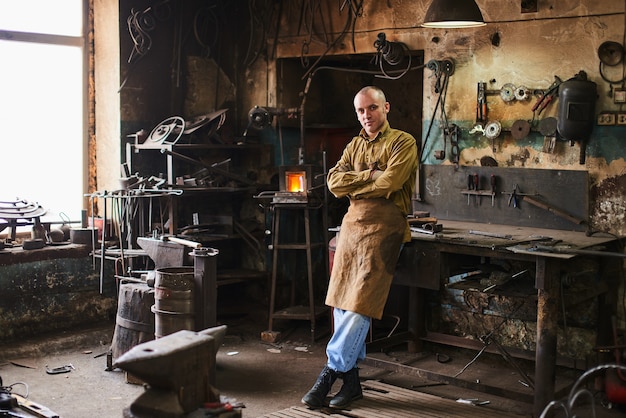 Portret van een smederij in de werkplaats