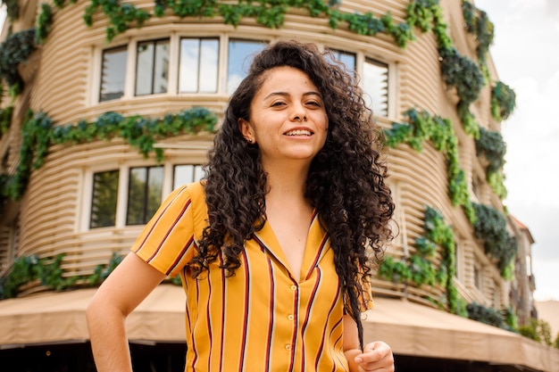 Portret van een Spaanse vrouw op straat