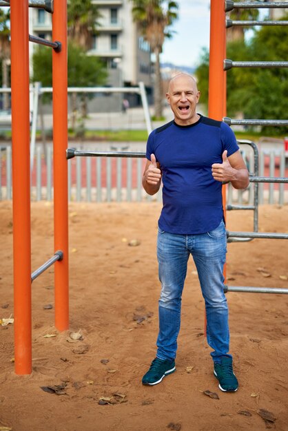 Portret van een sportieve man op buiten