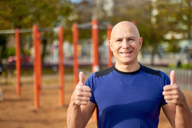 Portret van een sportieve man op buiten