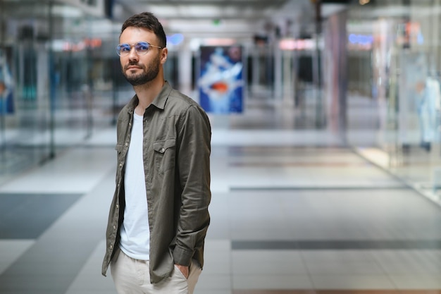 Portret van een stijlvolle man in een leeg winkelcentrum