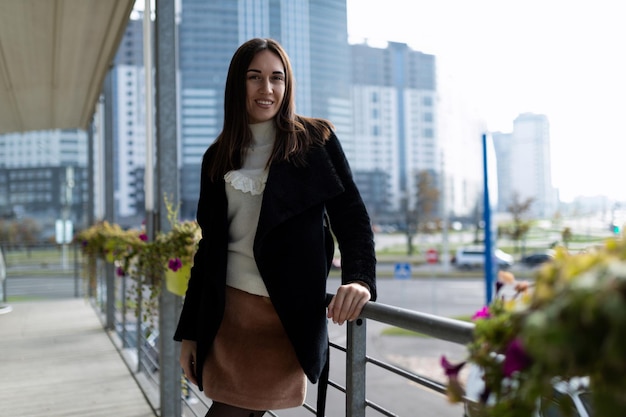 Portret van een stijlvolle moderne vrouw in het stadscafé in de vroege ochtend