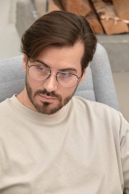Portret van een stijlvolle succesvolle jonge man met een bril jonge brunette zakenman met een bril stijlvol portret van een jonge man