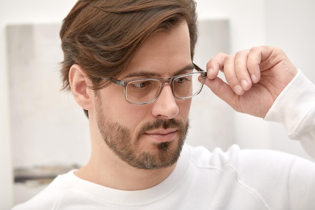 Portret van een stijlvolle succesvolle jonge man met een bril jonge brunette zakenman met een bril stijlvol portret van een jonge man