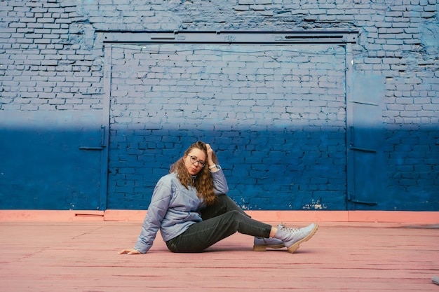 Portret van een stijlvolle vrouw in blauw jasje lente buiten portret