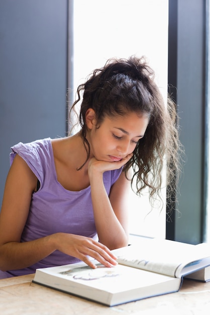 Foto portret van een student die het onderzoek voorbereidt