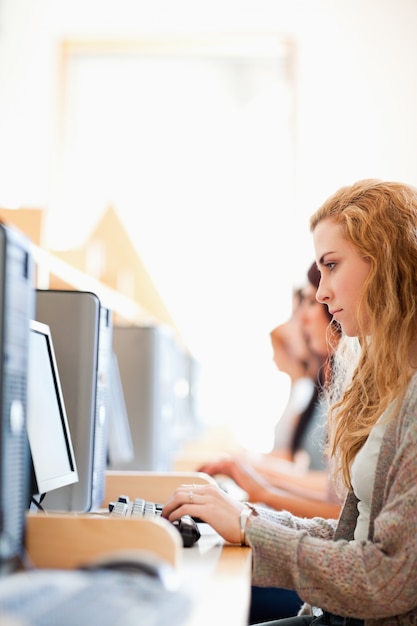 Portret van een student die met een computer werkt