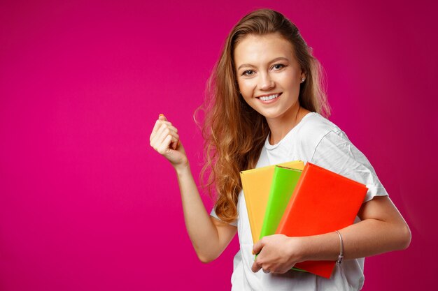 Portret van een student die veel boeken houdt