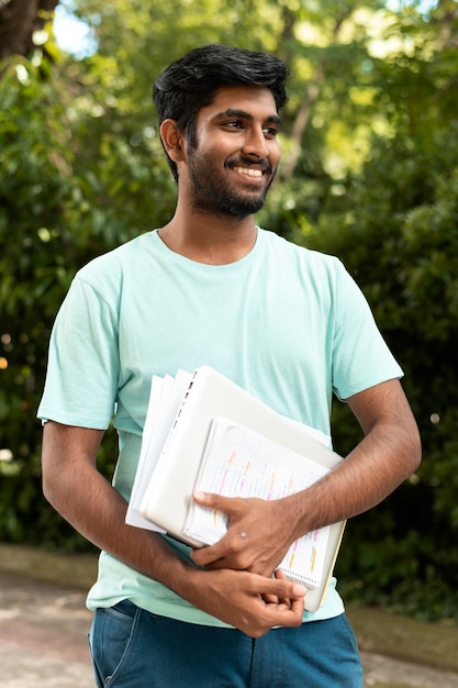 Portret van een student die wat boeken vasthoudt