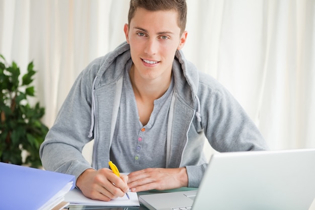 Portret van een student die zijn thuiswerk doet