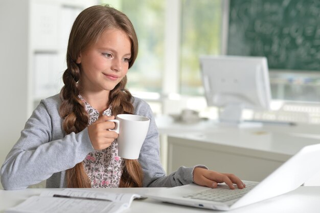 Portret van een student meisje in de klas