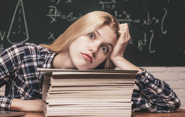 Portret van een student op de campus die zich voorbereidt op de kennisdag van het universitaire examenonderwijs