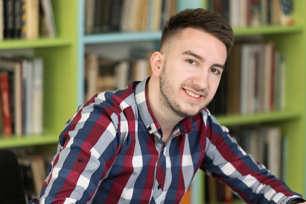 Portret van een student op de campus