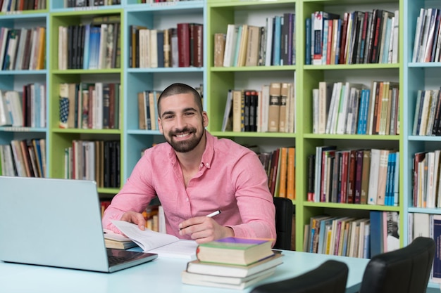 Portret van een student op de campus