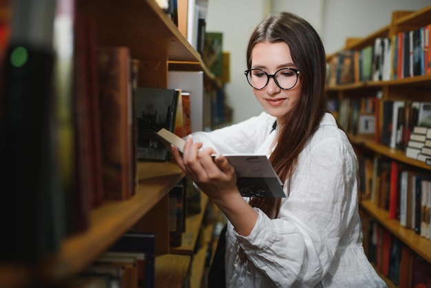 Portret van een studentenmeisje dat aan de bibliotheek studeert