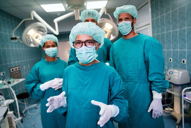 Portret van een succesvol medisch chirurgenteam in de operatiekamer, klaar om in het ziekenhuis te werken