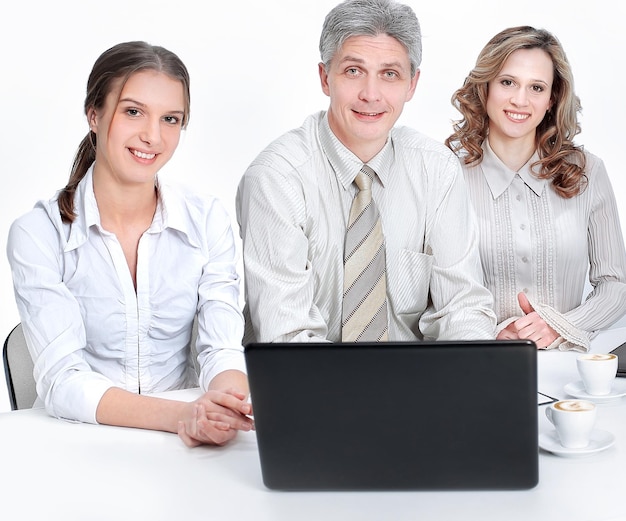 Portret van een succesvol zakenteam dat achter een bureau zit