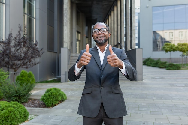 Portret van een succesvolle Afro-Amerikaanse volwassen zakenman senior man in pak glimlachend en