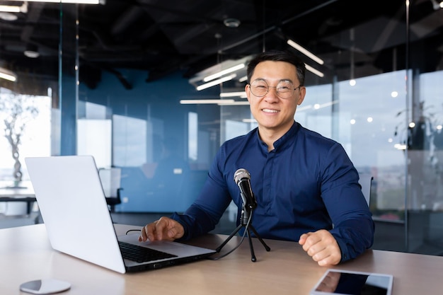 Portret van een succesvolle aziatische zakenman binnen kantoor business coach leraar audio opnemen