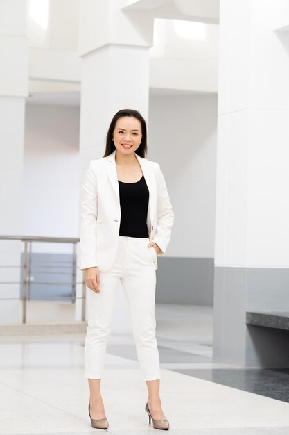 Portret van een succesvolle Aziatische zakenvrouw van middelbare leeftijd die naar de camera glimlacht