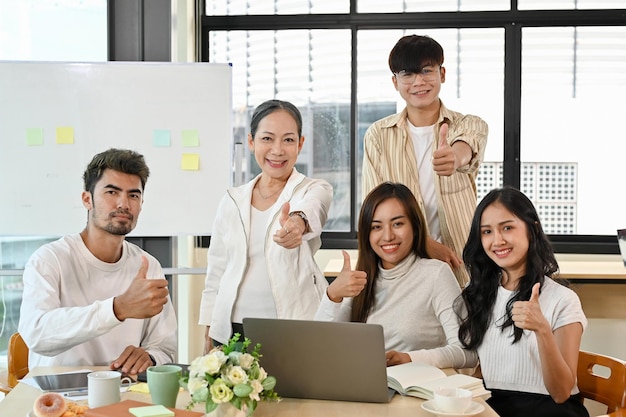 Portret van een succesvolle en creatieve Aziatische zakenman op kantoor