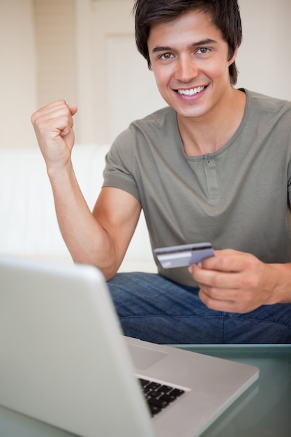 Foto portret van een succesvolle man die online winkelt