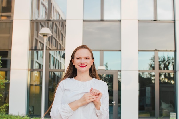 Portret van een succesvolle zakenvrouw die digitale tablet gebruikt voor een modern bedrijfsgebouw