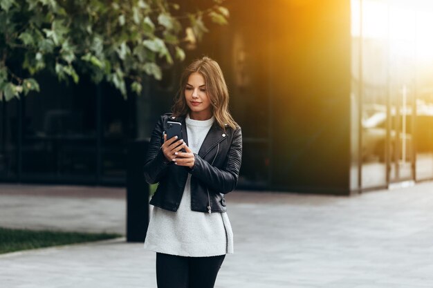 Portret van een succesvolle zakenvrouw die iPhone gebruikt