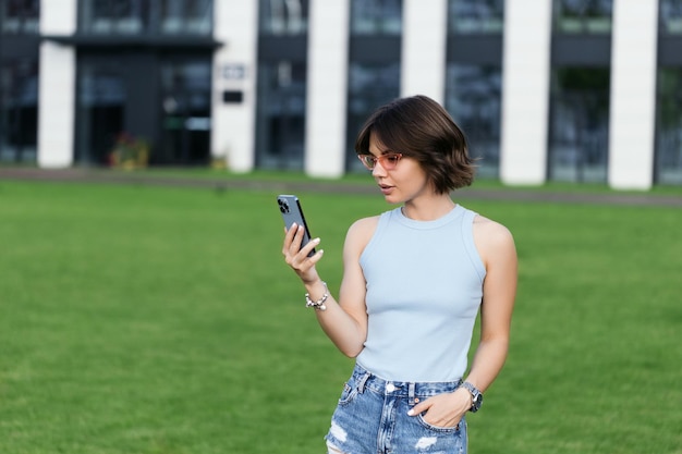 Portret van een succesvolle zakenvrouw die telefoon gebruikt