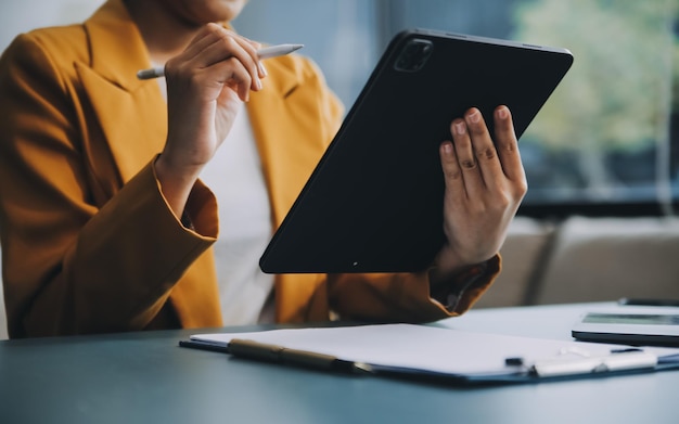 Portret van een succesvolle zakenvrouw met een digitale tablet