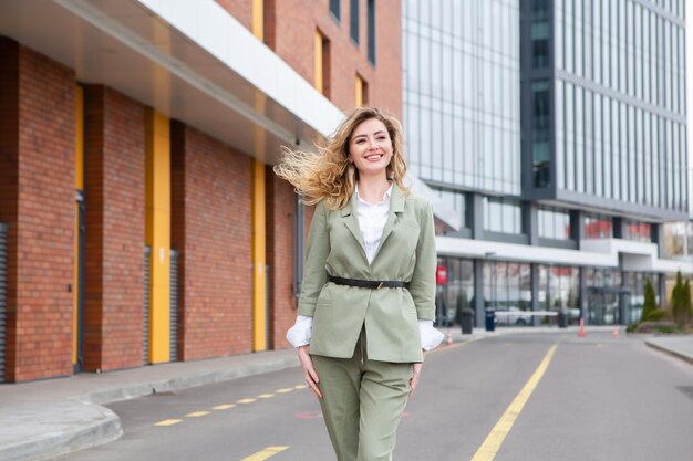 Portret van een succesvolle zakenvrouw voor een modern bedrijfsgebouw Jonge manager poseert