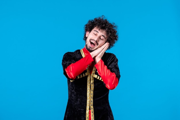 Portret van een tevreden azeri man in traditionele kostuum studio opname blauwe achtergrond novruz lente etnische danseres