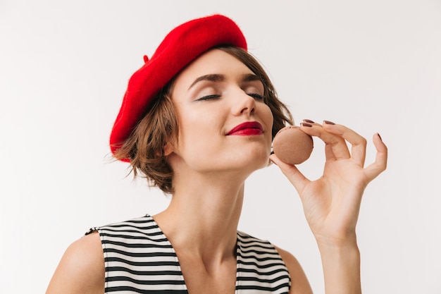 Portret van een tevreden vrouw die rode baret draagt