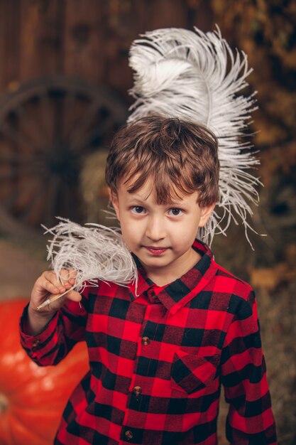 Portret van een tiener die de camera en het glimlachen bekijkt