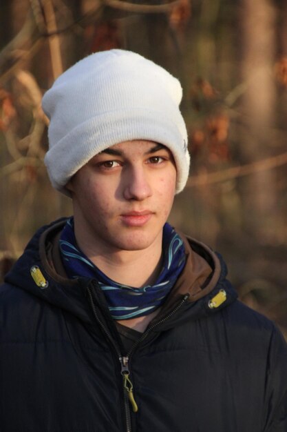 Foto portret van een tiener die warme kleding draagt in het park