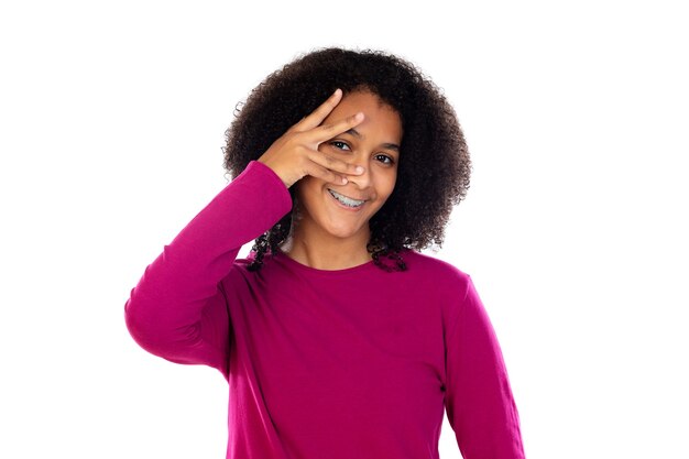 Portret van een tiener met afrohaar dat op een witte muur wordt geïsoleerd