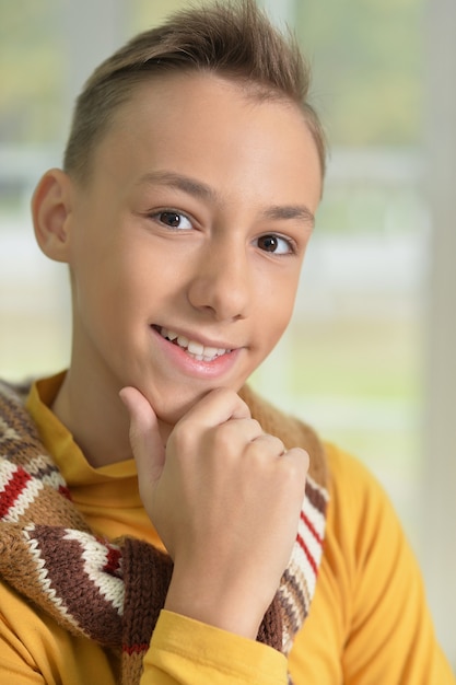 Foto portret van een tienerjongen close-up