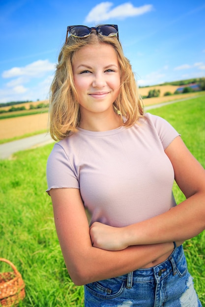 Foto portret van een tienermeisje dat op het veld staat
