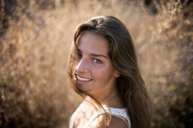 Foto portret van een tienermeisje met lang haar