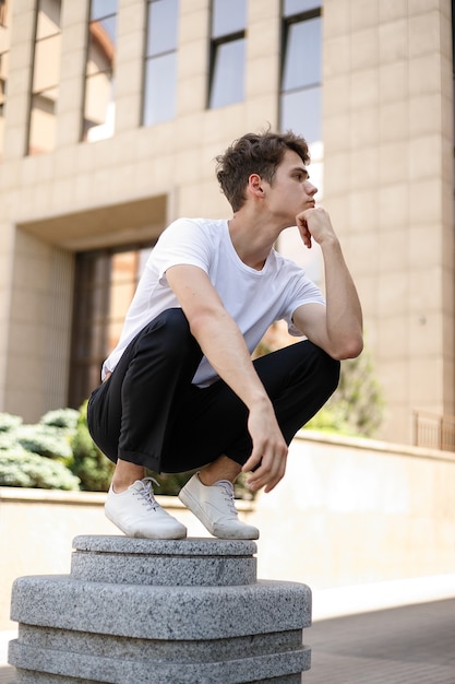 Portret van een trendy jonge man in de stad