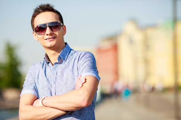 Portret van een trendy jonge man in de stad