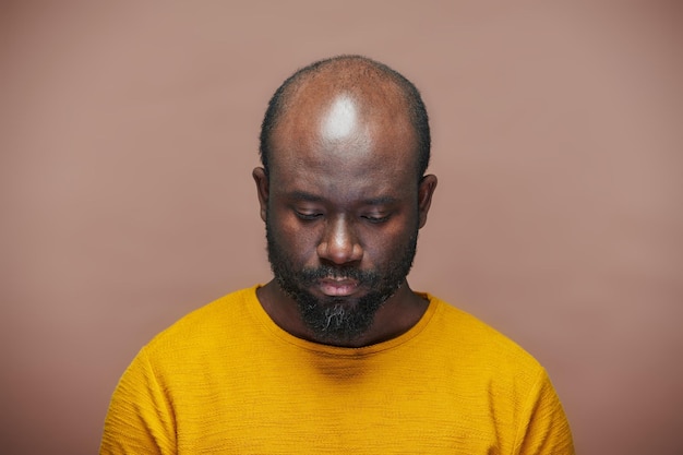 Portret van een trieste Afro-Amerikaanse man