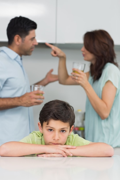 Portret van een trieste zoon terwijl ouders ruzie maken