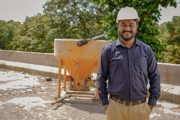 Portret van een trotse Indiase ingenieur die poseert terwijl hij naar de camera kijkt