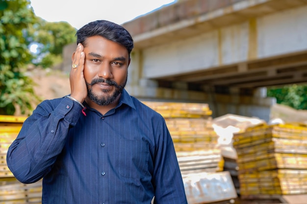 Portret van een trotse Indiase ingenieur die poseert terwijl hij naar de camera kijkt