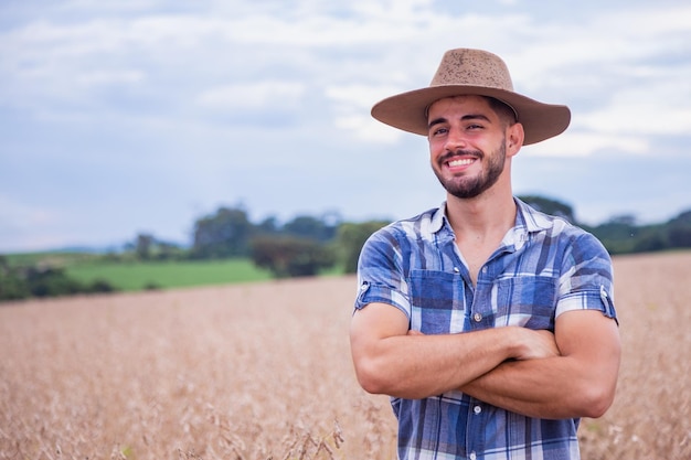 Portret van een trotse Latijns-Amerikaanse boer die met gekruiste armen naar de camera kijkt